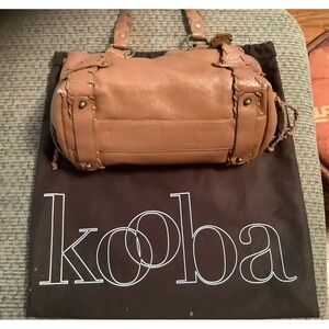 Tan leather shoulder bag.